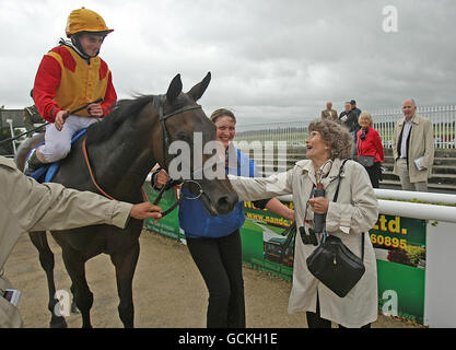 Pferderennen Sie - Darley irischen Oaks - Curragh Rennbahn Stockfoto