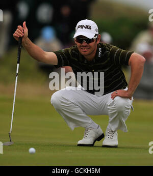 Der Südafrikaner Louis Oosthuizen stellt seinen Putt während der vierten Runde der Open Championship 2010 in St. Andrews, Fife, Schottland, auf Stockfoto