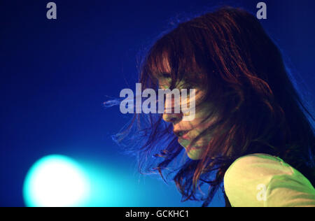 Charlotte Gainsbourg spielt in der Word Arena beim Latitude Festival im Henham Park in Southwold, Suffolk. Stockfoto