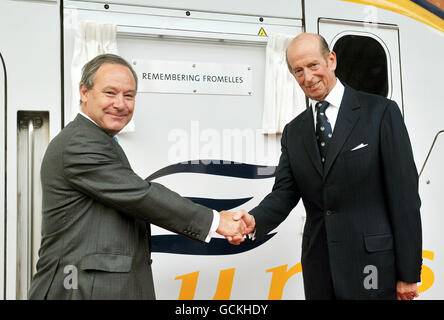 Der Herzog von Kent (rechts) schüttelt sich die Hände mit Richard Brown, dem stellvertretenden Vorsitzenden von Eurostar, nachdem der Herzog einen Eurostar-Zug "Remembering Fromelles" nannte, am Bahnhof St. Pancras im Zentrum von London. Stockfoto