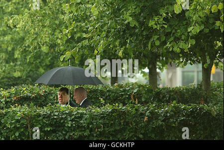 Taoiseach Brian Cowen TD (links) trifft im Laborkomplex des Landwirtschaftsministeriums in Backweston Co.Kildare ein, um den Bericht Food Harvest 2020 zu veröffentlichen. Stockfoto