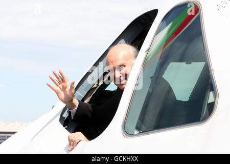 Business Secretary Vince Cable sitzt im Cockpit des Airbus A380 Superjumbo, dem größten Passagierflugzeug der Welt, als er die Farnborough International Airshow in Hampshire eröffnet. Stockfoto