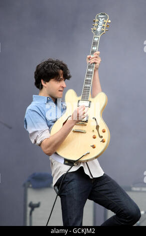Ezra Koenig vom Vampire Weekend tritt am zweiten Tag des Oxegen Musikfestivals auf der Punchestown Race Course in Co Kildare, Irland, auf. Bilddatum: Samstag, 10. Juli 2010. Bildnachweis sollte lauten: Niall Carson/PA Wire Stockfoto