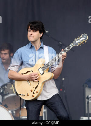 Ezra Koenig vom Vampire Weekend tritt am zweiten Tag des Oxegen Musikfestivals auf der Punchestown Race Course in Co Kildare, Irland, auf. Bilddatum: Samstag, 10. Juli 2010. Bildnachweis sollte lauten: Niall Carson/PA Wire Stockfoto