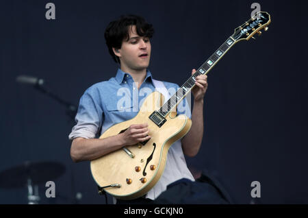 Ezra Koenig vom Vampire Weekend tritt am zweiten Tag des Oxegen Musikfestivals auf der Punchestown Race Course in Co Kildare, Irland, auf. Bilddatum: Samstag, 10. Juli 2010. Bildnachweis sollte lauten: Niall Carson/PA Wire Stockfoto