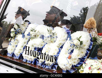 Blumen im Leichenwagen während der Beerdigung von Thomas Sephton, 20, des 1. Bataillons des Mercischen Regiments, in der St. Elphin's Church, Warrington. Stockfoto