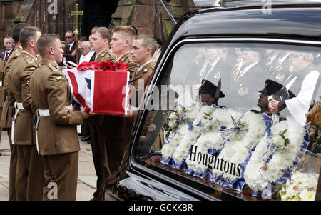 Das Begräbnis des Privatperson Thomas Sephton (20) des 1. Bataillons des Mercischen Regiments findet in der St. Elphin's Church, Warrington, statt. Stockfoto