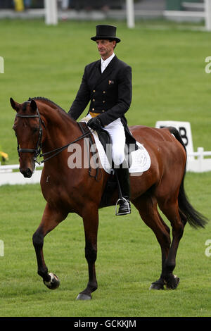 Reiten - Mitsubishi Motors Badminton Horse Trials 2010 - Tag 1 - Gloucestershire Park. Der Neuseeländer Mark Todd im Grass Valley während der Dressur Stockfoto