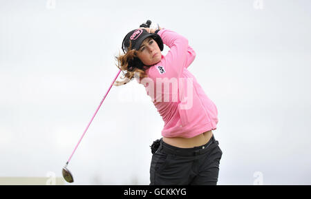 Die US-Amerikanerin Paula Creamer zieht beim ersten Lauf der Ricoh Women's British Open im Royal Birkdale Golf Club, Southport, den dritten Platz ein. Stockfoto