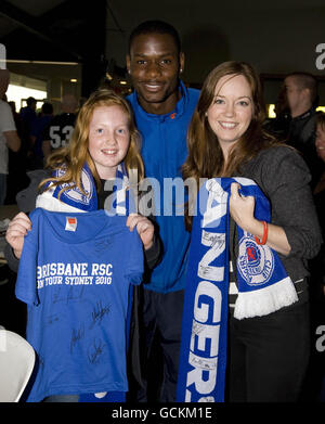 SONDERBILD - AUSSCHLIESSLICH ÜBER DIE PRESS ASSOCIATION ZUR VERWENDUNG DURCH NATIONALE UND REGIONALE ZEITUNGEN VERÖFFENTLICHT - NUR IN GROSSBRITANNIEN UND IRLAND. KEINE VERKÄUFE. Maurice edu der Rangers posiert mit zwei Fans der Oceana Rangers Suppoters Association beim Leichhardt Oval während des Sydney Festival of Football, Sydney, Australien. Stockfoto