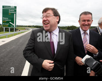 Taoiseach Brian Cowen TD (links) und Verkehrsminister Conor Murphy bei der Eröffnung des neuen Beech Hill, caragewy, außerhalb von Newry, Co Down. Stockfoto