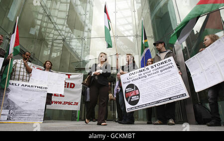 Irlands Palestine Solidarity Campaign (IPSC) übergibt Dunnes Stores eine Petition, die von 6,000 Einkäufern unterzeichnet wurde und einen Boykott israelischer Produkte am Hauptsitz von Dunnes Stores in Dublin fordert. Stockfoto