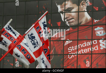 Ein Bild von Liverpools Steven Gerrard auf der Rückseite des Kop in Anfield in Liverpool. Stockfoto