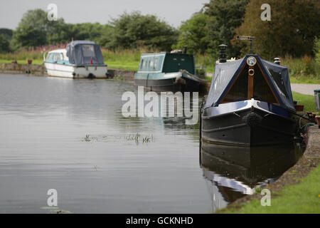 Auf einem Abschnitt des Leeds Liverpool-Kanals in Wigan wurden Kanalboote angemacht. Stockfoto