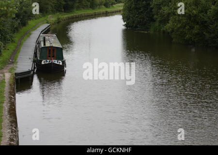 Ein Kanalboot vertäute auf einem Abschnitt des Leeds Liverpool Kanals in Wigan. Stockfoto