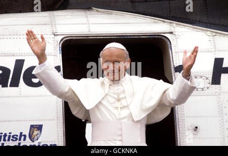 Papst Johannes Paul II. Gestikuliert seinen Abschied, als er Liverpools Speke Airport verlässt. Stockfoto