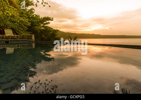Lagune von Apoyo, Nicaragua - Juni 2016. Blick auf den Sonnenaufgang von einem der Pools von Selva Azul Resort. Stockfoto