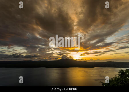 Dramatischen Sonnenuntergang am Vulkan Masaya, Nicaragua Stockfoto
