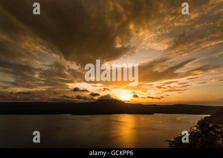 Blick auf den Vulkan Masaya bei Sonnenuntergang, Nicaragua Stockfoto