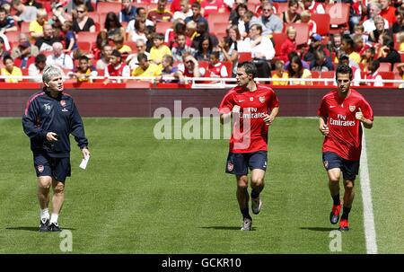 Robin Van Persie (Mitte) und Francesc Fabregas (rechts) von Arsenal werden von Pat Ris, dem stellvertretenden Manager von Arsenal, während einer Trainingseinheit im Emirates Stadium beobachtet Stockfoto