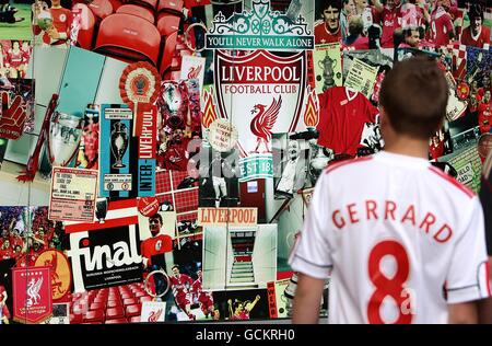 Fußball - UEFA Europa League - Dritte Qualifikationsrunde - zweite Etappe - Liverpool gegen Rabotnicki Skopje - Anfield. Ein Liverpool-Fan mit einem Steven Gerrard-Replica-T-Shirt blickt auf die Ladenfront des Liverpool FC Club Shops Stockfoto