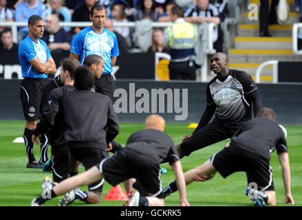 Newcastle-Manager Chris Hughton (links) und Assistent Colin Calderwood (zweite links) beobachten Sol Campbell (rechts) beim offenen Training im St James' Park, Newcastle. Stockfoto