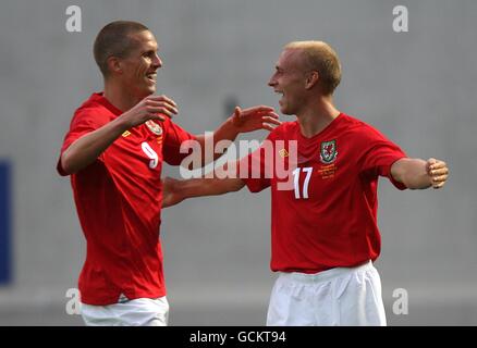 Der walisische David Cotterill (rechts) feiert mit Teamkollege Steve Morison Nach dem Scoring seiner Seiten erstes Tor des Spiels Stockfoto