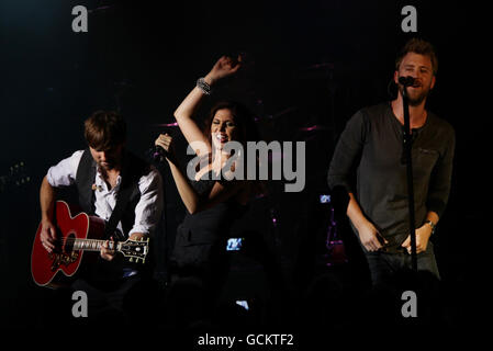 Country-Musikgruppe Lady Antebellum (links - rechts) Dave Haywood, Hillary Scott und Charles Kelley treten im Shepherds Bush Empire im Westen Londons auf. Stockfoto