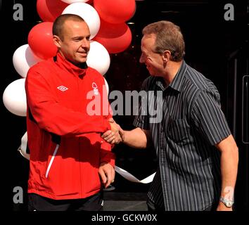 Nottingham Forest aktueller Club Captain Paul McKenna (links) und ehemaliger Kapitän John McGovern (rechts) schütteln die Hände, nachdem sie die geschnitten Band, um offiziell den New Nottingham Forest Club Shop zu eröffnen Am Stadtplatz Stockfoto