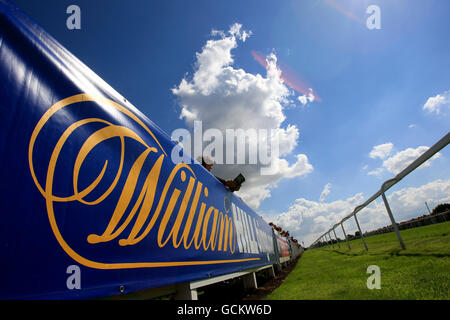 Pferderennen, Ripon Rennbahn. William Hill Beschilderung auf der Ripon Racecourse Stockfoto