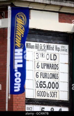 Pferderennen - Ripon Racecourse. Beschilderung nach William Hill auf der Ripon Racecourse Stockfoto