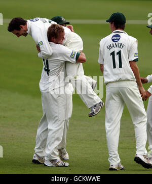 Daryl Mitchell von Worcestershire wird von Gareth Andrew abgeholt, nachdem er den Fang genommen hat, um Surreys Rory Hamilton-Brown für 1 während des LV County Championship, Division Two-Spiels in New Road, Worcester, zu entlassen. Stockfoto