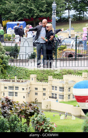 STANDALONE-FOTO die ehemalige Spice Girl Emma Bunton (rechts) und Partnerin Jade Jones besuchen Legoland Windsor in der Grafschaft Bukshire. DRÜCKEN SIE VERBANDSFOTO. Bilddatum: Dienstag, 17. August 2010. Bildnachweis sollte lauten: Steve Parsons/PA Wire Stockfoto