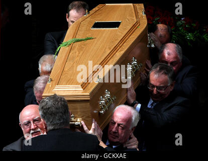 Der Sarg von Jimmy Reid, dem Gewerkschaftsführer der Werft in Glasgow, verlässt die Govan Old Parish Church in Glasgow. Stockfoto