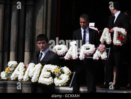 Blumen folgen dem Sarg des Gewerkschaftsführers der Werft in Glasgow, Jimmy Reid, verlässt die Govan Old Parish Church in Glasgow. Stockfoto