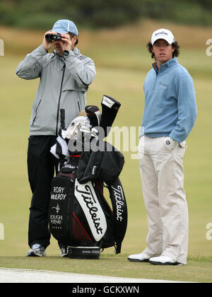 Der nordirische Rory McIlroy (rechts) und sein Caddie JP Fitzgerald Während ihrer Übungsrunde am dritten Tag Stockfoto