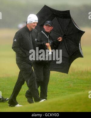 Der englische Justin Rose trotzt dem Wetter während des 3. Trainingstages Der Open Championship 2010 in St Andrews Stockfoto