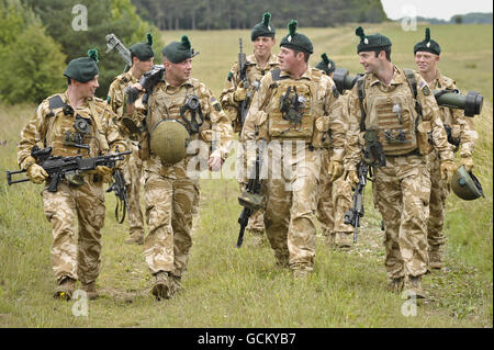 Truppen einer Kompanie 1. Batallion Royal Irish Regiment nehmen an einer Trainingsübung auf der Salisbury-Ebene als Teil der 16 Air Assault Brigade Teil. Stockfoto