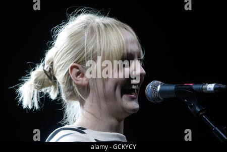 Laura Marling tritt am letzten Tag des Oxegen Musikfestivals auf der Rennstrecke von Punchestown in Co Kildare, Irland, auf. Stockfoto