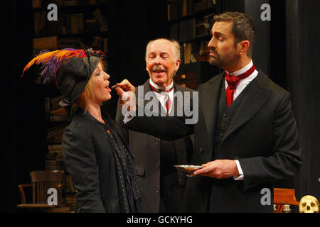 Rupert Everett als Professor Henry Higgins (rechts), Peter Eyre als Colonel Pickering (Mitte) und Honeysuckle Weeks als Liza Doolittle in George Bernard Shaws Pygmalion am Festival Theatre in Chichester, West Sussex. Stockfoto