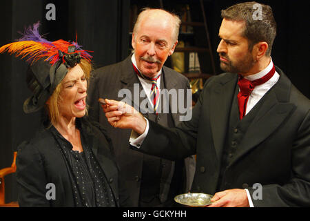 Rupert Everett als Professor Henry Higgins (rechts), Peter Eyre als Colonel Pickering (Mitte) und Honeysuckle Weeks als Liza Doolittle in George Bernard Shaws Pygmalion am Festival Theatre in Chichester, West Sussex. Stockfoto