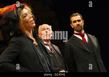 Rupert Everett als Professor Henry Higgins (rechts), Peter Eyre als Colonel Pickering (Mitte) und Honeysuckle Weeks als Liza Doolittle in George Bernard Shaws Pygmalion am Festival Theatre in Chichester, West Sussex. Stockfoto