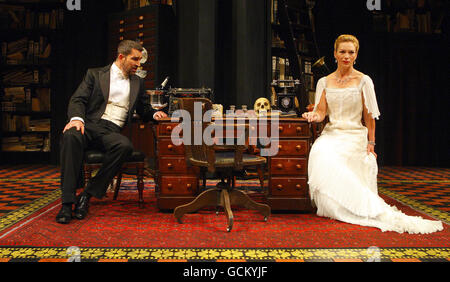 Rupert Everett (links) als Professor Henry Higgins und Honeysuckle Weeks als Liza Doolittle in George Bernard Shaws Pygmalion am Festival Theatre in Chichester, West Sussex. Stockfoto