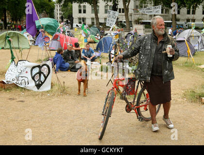 Ein Friedensproter aus dem Lager des Democracy Village am Parliament Square, Westminster, London. Stockfoto