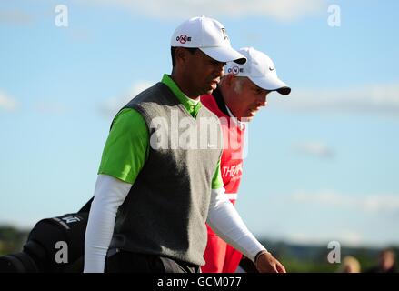 Golf - The Open Championship 2010 - Runde Zwei - St Andrews Old Course. Tiger Woods mit Caddy Steve Williams während der zweiten Runde der Open Championship 2010 in St Andrews Stockfoto