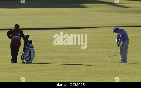 Der Südafrikaner Louis Oosthuizen spielt in der zweiten Runde der Open Championship 2010 in St. Andrews, Fife, Schottland, seinen zweiten Schuss auf das 1. Loch. Stockfoto