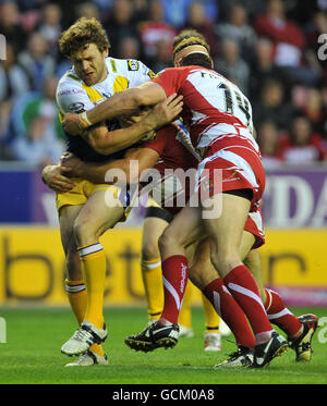 Warrington's Simon Grix (links) wird von Wigans Paul Prescott und Stuart Fielden (rechts) während des Engage Super League-Spiels im DW Stadium, Wigan, angegangen. Stockfoto