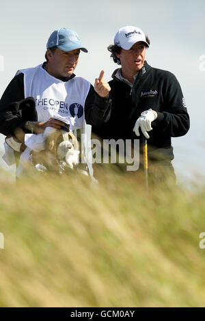 Der nordirische Rory McIlroy (rechts) und sein Caddie JP Fitzgerald im zweiten Lauf der Open Championship 2010 in St Andrews, Fife, Schottland Stockfoto