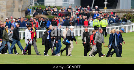 Vor dem dritten Lauf der Open Championship 2010 in St Andrews, Fife, Schottland, finden sich die Zuschauer über den 18. Platz. Stockfoto
