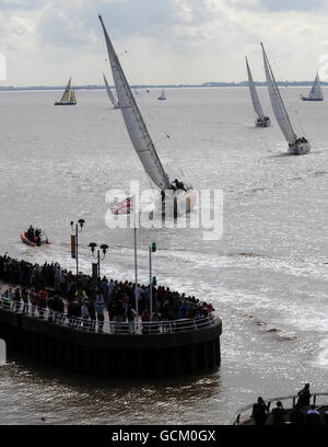 Auf dem Weg ins Ziel treffen die Yachten des Clipper Round the World Race heute auf dem River Humber in Hull ein, um ihre 35,000-Meilen-Challenge zu absolvieren. Stockfoto